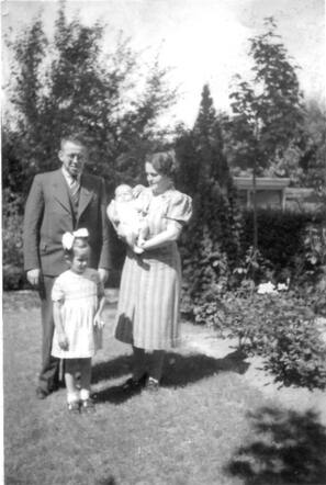 Gezin van Henri Haagens, Henri, Margaretha, Clara en Henk