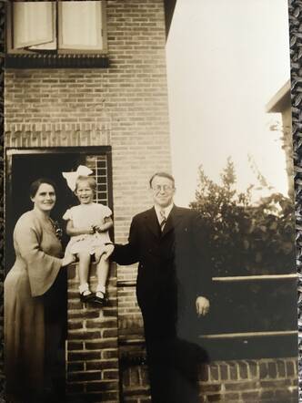 Stoep Emmalaan Clara moeder en vader.JPG