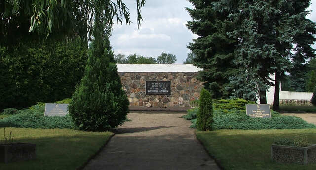 Monument in Tröbitz.jpg