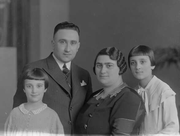 Levie Nathan en Bertha Breemer-Cohen, in 1934, en met de twee dochters Rozette (rechts) en Henriette.