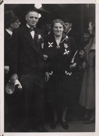 De ouders van bruidegom Abraham (Jim) de Zwarte verlaten de Grote Synagoge, 1942 