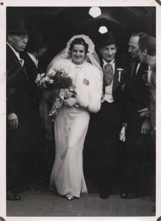 Jim de Zwarte en Roza Wertheim verlaten op hun trouwdag de synagoge, 1942 