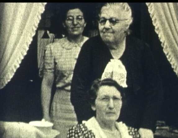 Moeder Johanna met dochters Marga en Gisela 