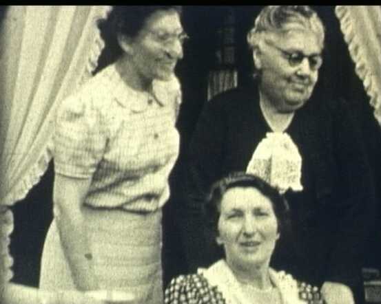 Moeder Johanna met haar dochters Marga (links) en Gisela 