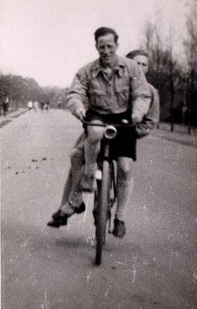 Op de fiets met zijn vriendin achterop