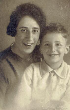 Ella Kan-de Haas met haar zoon Alex (1937)