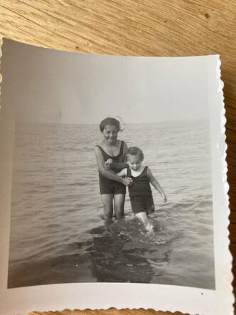 1939 Annelies Bruinebberg Verbrugge en Clara Haagens in de zee.jpg