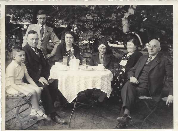 Walter Moritz Hilde Stern and others around table outdoors.jpg