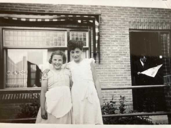 Jet Boers en Tons Hartogs voor het huis in de Emmalaan 62 (later 11) in Middelharnis.