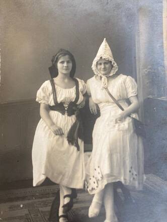Margaretah en Annie Haagens Roos toneelclub.jpg
