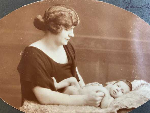 Mina met baby Rita.jpg