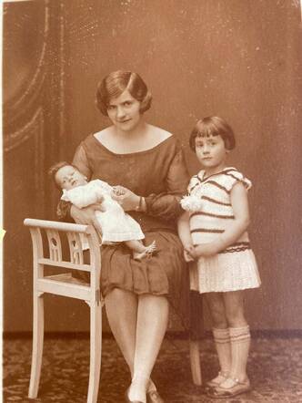 Mina met Hetty en baby Rita.jpg