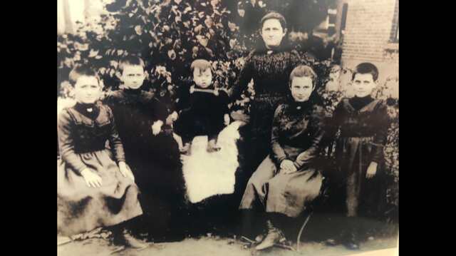 V.l.n.r. Lina, Frans (Francisca), Gient (Regina), Jet (Henriette), Bella (Isabella) en Jennie Heilbron