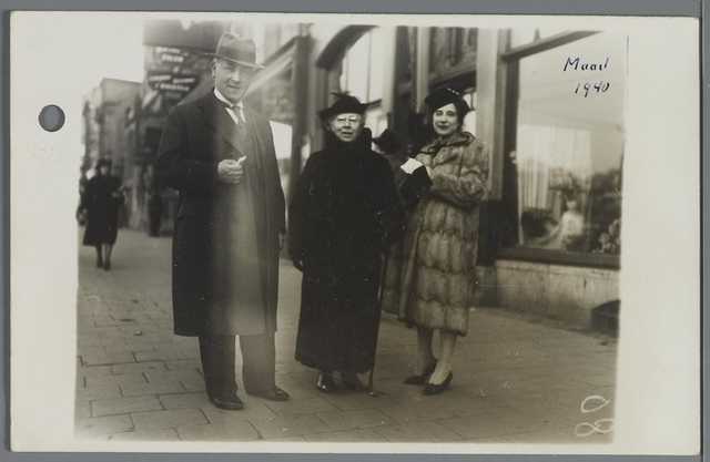 Engelina Barents-Swaap tussen haar zoon Mozes en dochter Sara, 1940.