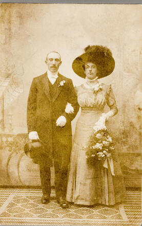 Trouwfoto van Salomo Herman Meijer en Betje Braadbaart, 1910