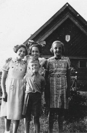 Betty Kerkmeester (links), haar broertje Eduard (Eddy) samen met twee vriendinnen in Watergang omstreeks 1940