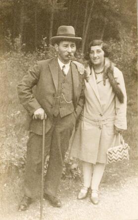 Abraham J. Goudsmit en zijn dochter Grietje Goudsmit, circa 1930 .png