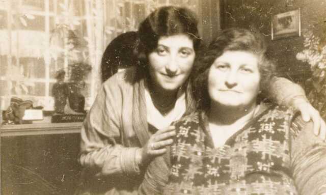 Familiefoto met Grietje Goudsmit en haar moeder Brantje goudsmit-Gudema, circa 1930 