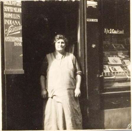 Mevrouw Goudsmit staand in de deuropening van de winkel van Abraham J. Goudsmit, circa 1938 
