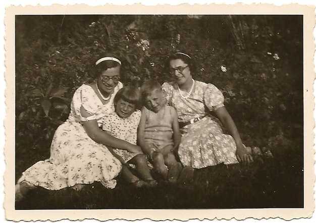 Selien van der Kar (links) en Greetje Goslau (rechts, overlevende) met kinderen Duifje van de Kar en Jacques van de Kar