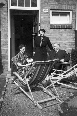 Elise (Liesje) Palache-Rosenberg (staand) en Julius (Jules) Palache