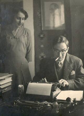 Nelle Miriam van Oss met haar typende broer Carel-Jan in de Rubensstraat 