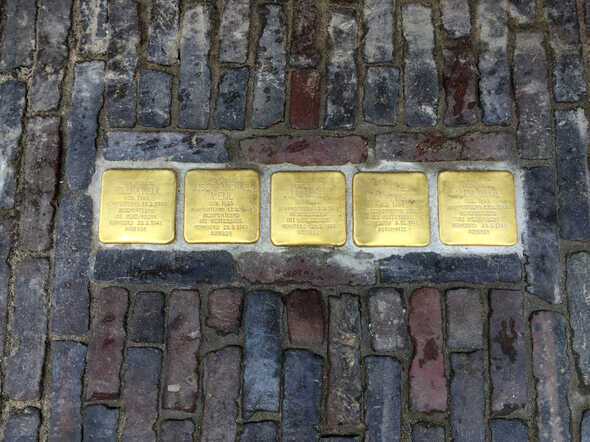 5 stolpersteine voor de familie Weijl.jpg