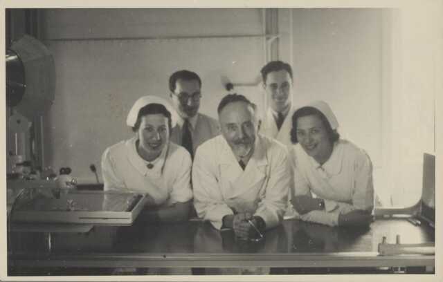 Groepsfoto met enige personeelsleden van het Centraal Israëlitisch Ziekenhuis Amsterdam, circa 1942