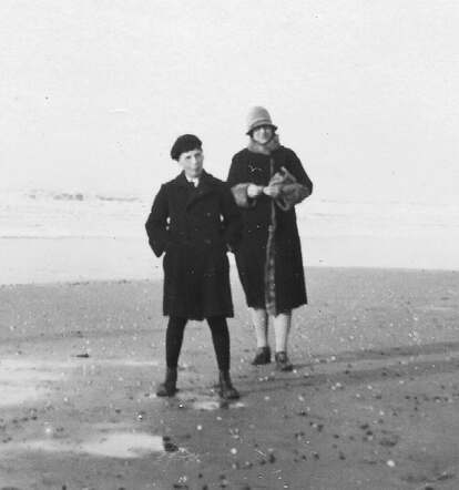 Gesina (Gé) Polak met zoon Eddy in IJmuiden
