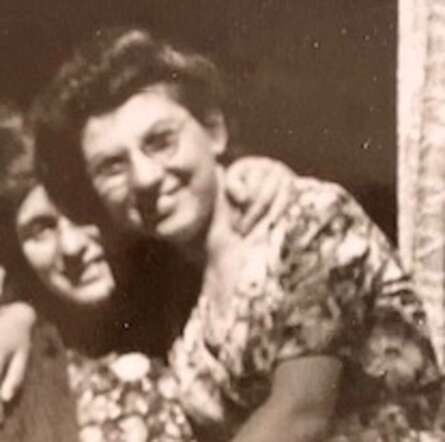 Jette Goldsmit met nicht To Leviticus Dordrecht 1938.jpg