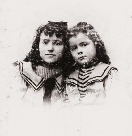 Dubbelportret van Rosa Helena Cohen en Esther Grietje Cohen, circa 1910 .png