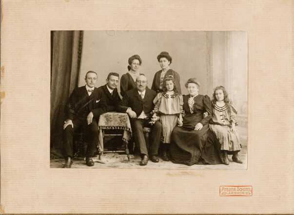 Gezin Cohen-Mogendorf met twee zoons en vier dochters, ca. 1906
