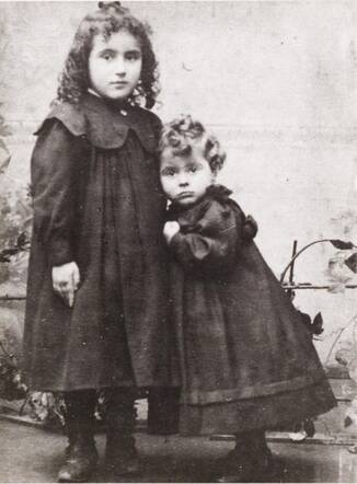 Ester Grietje Noach-Cohen (rechts) met haar oudere zus