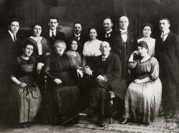 Gezin Cohen-Mogendorf met kinderen en schoondochters en -zonen, ca. 1920