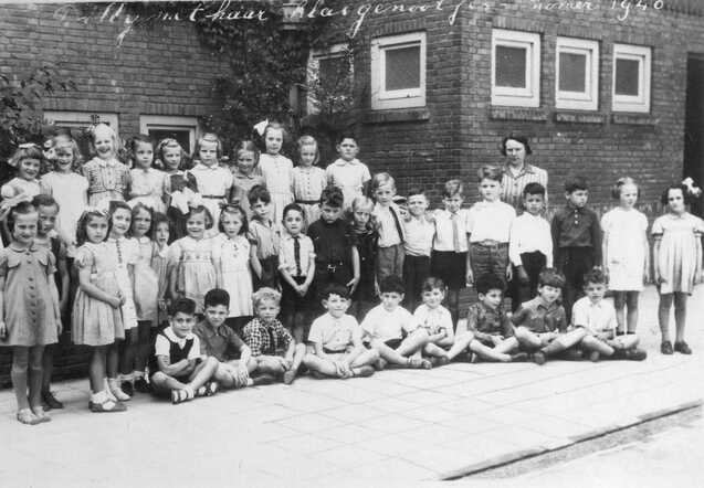 Eva Fransman (on the far right, with the white bow)