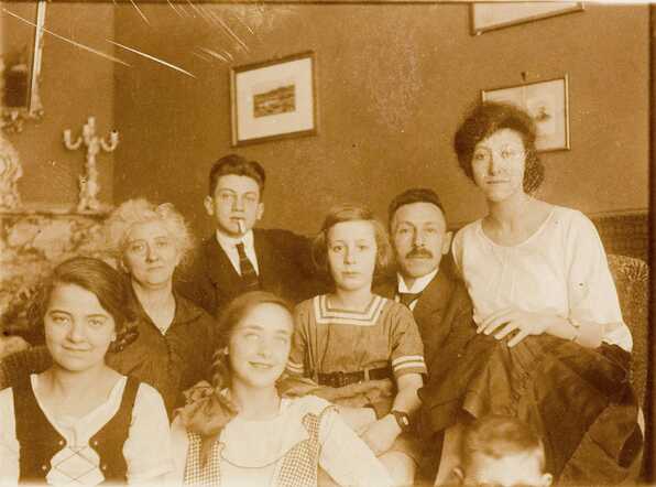 gezin de Vries met zoon Albert Jacob (met sigaret) en dochter Lien (rechts naast haar vader), en Oostenrijkse pleegkinderen