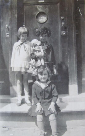 v.l.n.r. Anna Schopman, Siena Klatser, zittend: Nanny Klatser