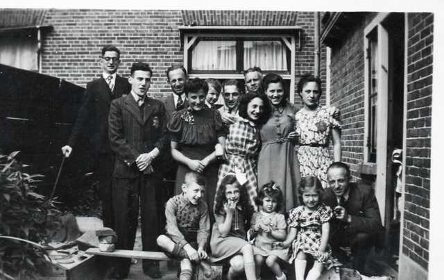 Groepsfoto van de  joodse jeugd Winterswijk 28-6-1942.jpg