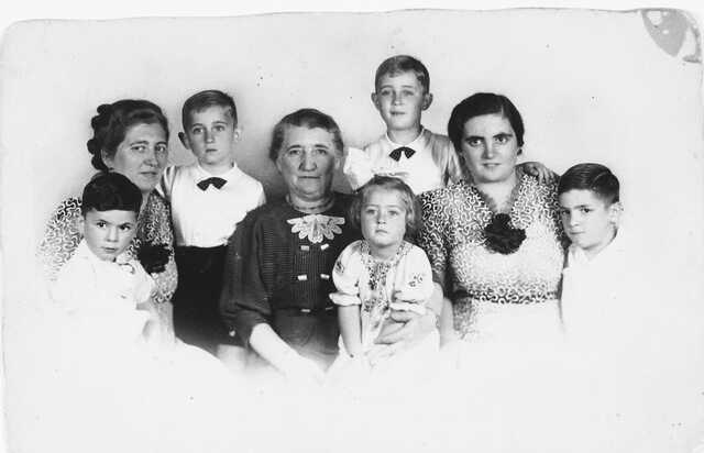 Sophia de Jong-Wolff met kinderen en kleinkinderen USHM.jpg