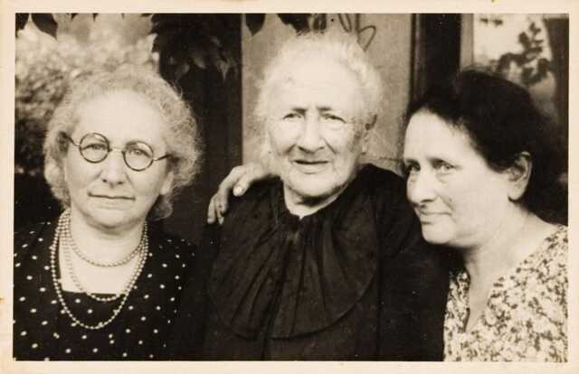 Rozette Poons-van Hoorn (r) met haar zuster en haar hoogbejaarde moeder Hendel van Hoorn-Meijer, circa 1940 .png