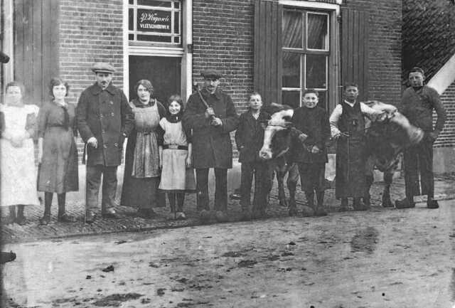 Familie Pagrach voor het huis en slagerij aan de Rietmolenstraat in Holten.jpg
