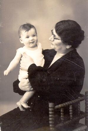Jane Pagrach-Dormits met een van haar kleindochters, 1939