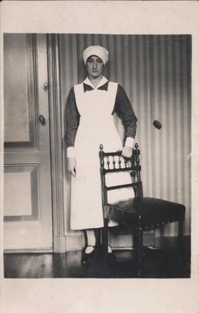 Roza Reens, poserend in haar zusterskleding voor hotel "Corvin" van de Friedmannstichting waar ze werkte, circa 1937 
