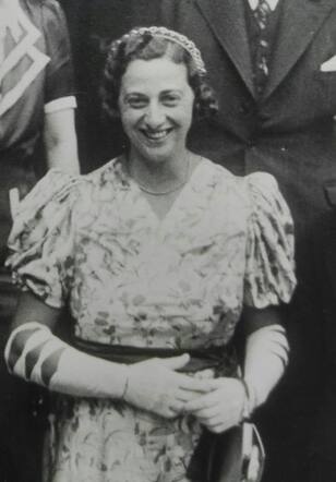 18 augustus 1938, getuige bij het huwelijk van de middelste secretaresse op de eerste foto, Henny Allart.