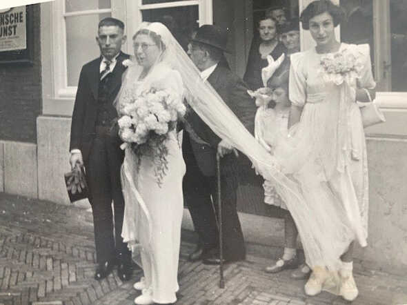 Bennie & Esther de Vries trouwfoto met familie.