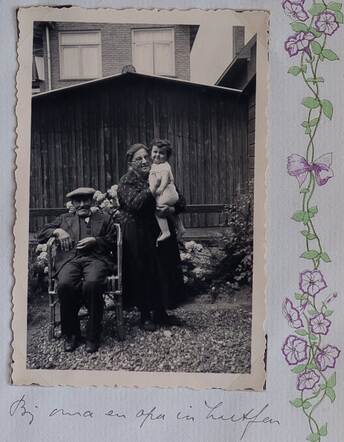 Bertha en Joseph van Gelder met kleindochter Florence in hun achtertuin in Zutphen (juli 1939)