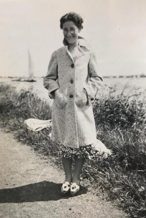 Louise (Loes) de Vries.