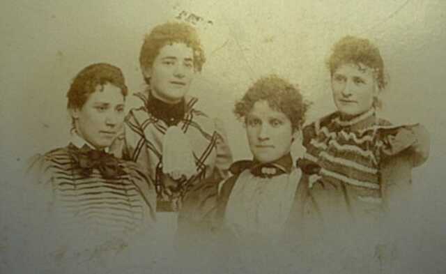 Bertha, Rosalie, Johanna en Lina Rosenhelm aan het begin van de eeuw. 