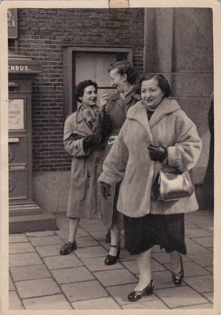 Rachel Kops, Rebecca Kapper en Jacoba Johanna Kapper.jpg