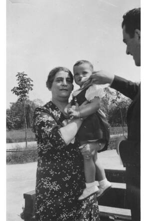 Jenny Keijzer, met kleindochter Renate op de arm en zoon Otto die over wang van Renate strijkt.